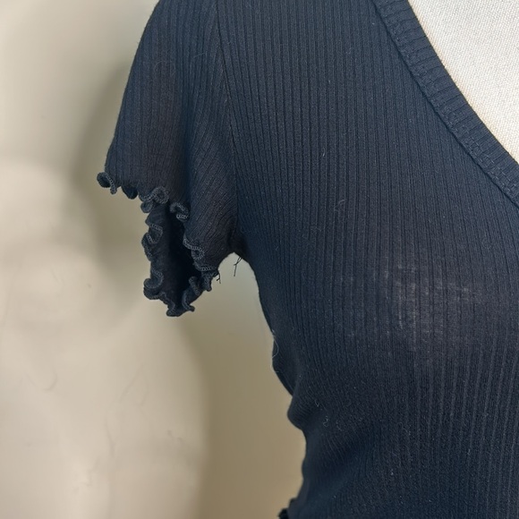 Live in the Moment Balck Tee frilled sleeve button v-neck soft t-shirt small - Picture 3 of 7